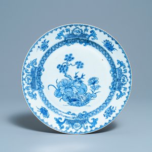 Een Chinese octagonale famille rose schotel en een blauw-witte, Qianlong — foto 4