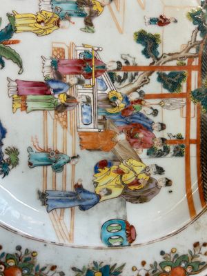 Een Chinese octagonale famille rose schotel met mandarijns decor, Qianlong — foto 12