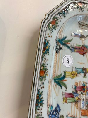 Een Chinese octagonale famille rose schotel met mandarijns decor, Qianlong — foto 18