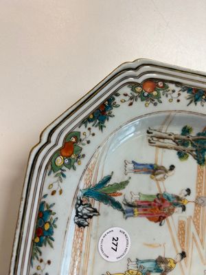 Een Chinese octagonale famille rose schotel met mandarijns decor, Qianlong — foto 19