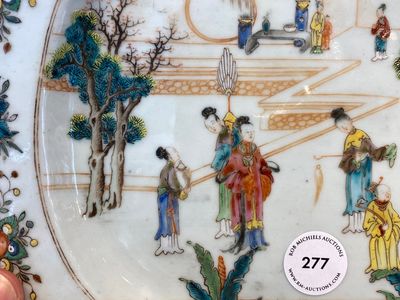 Een Chinese octagonale famille rose schotel met mandarijns decor, Qianlong — foto 3