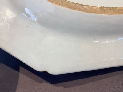 Een Chinese octagonale famille rose schotel met mandarijns decor, Qianlong — foto 10