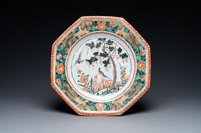 Een Chinese octagonale famille verte schotel, Kangxi
