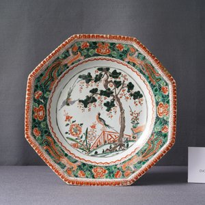 Een Chinese octagonale famille verte schotel, Kangxi — foto 3