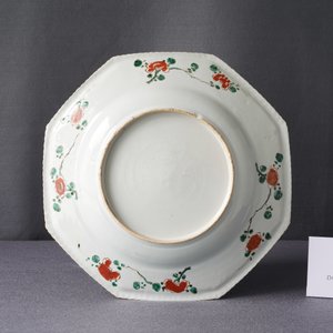 Een Chinese octagonale famille verte schotel, Kangxi — foto 4