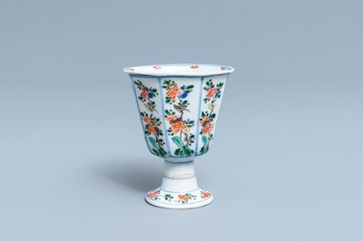 Een Chinese octagonale famille verte stem cup, Kangxi