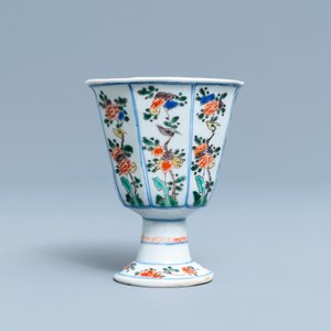 Een Chinese octagonale famille verte stem cup, Kangxi — foto 5