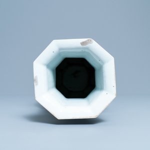 Een Chinese octagonale qianjiang cai vaas, 19/20e eeuw — foto 5