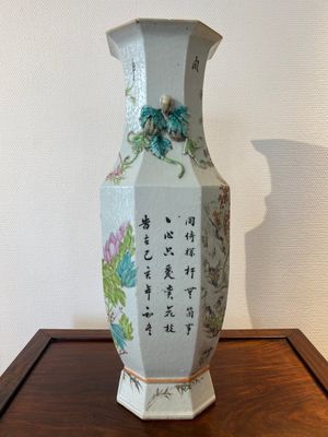 Een Chinese octagonale qianjiang cai vaas, gesigneerd Wang Baowen 汪保文, gedateerd 1899 — foto 2