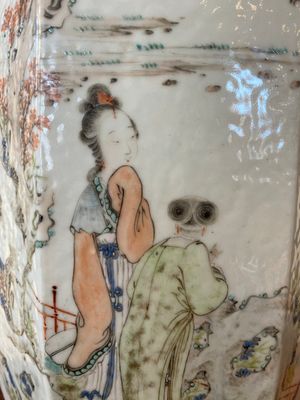 Een Chinese octagonale qianjiang cai vaas, gesigneerd Wang Baowen 汪保文, gedateerd 1899 — foto 4