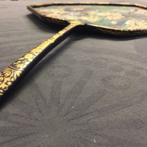 Een Chinese octagonale waaier in papier, ivoor en gelakt hout, Canton, 19e eeuw — foto 3