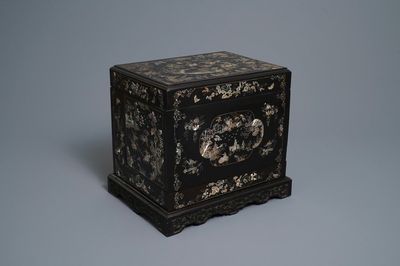 Een Chinese of Vietnamese met parelmoer ingelegde houten likeurkist, 19/20e eeuw