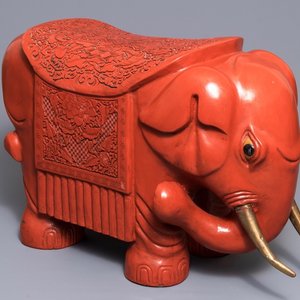 Een Chinese olifant in rood lakwerk, Republiek, 20e eeuw — foto 1