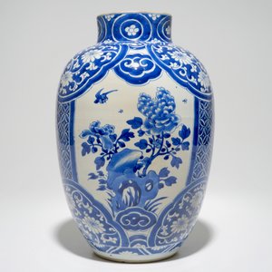 Een Chinese olijfvormige blauw-witte vaas, Kangxi — foto 2