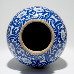Een Chinese olijfvormige blauw-witte vaas, Kangxi — foto 4