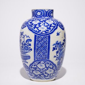 Een Chinese olijfvormige blauw-witte vaas, Kangxi — foto 6