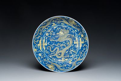 Een Chinese onderglazuur blauwe en overglazuur gele 'draken' schotel, Qianlong merk en periode