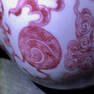 Een Chinese onderglazuur rode 'draken' vaas met verguld bronzen montuur, 18/19e eeuw — foto 11