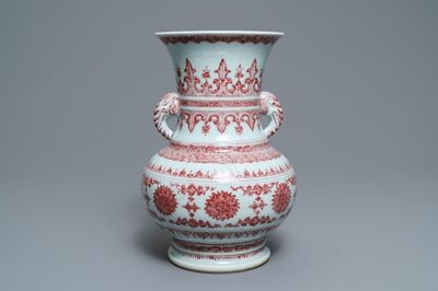 Een Chinese onderglazuur rode vaas met lotusbloemen, Qianlong