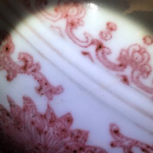 Een Chinese onderglazuur rode vaas met lotusbloemen, Qianlong — foto 12