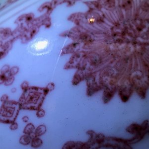 Een Chinese onderglazuur rode vaas met lotusbloemen, Qianlong — foto 14