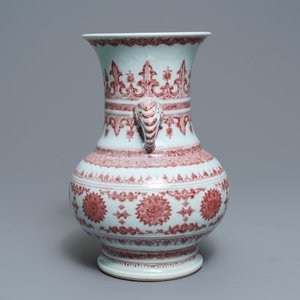 Een Chinese onderglazuur rode vaas met lotusbloemen, Qianlong — foto 4