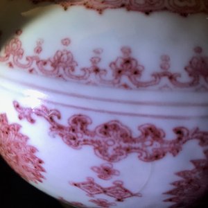 Een Chinese onderglazuur rode vaas met lotusbloemen, Qianlong — foto 8