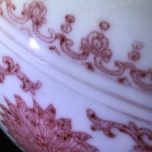 Een Chinese onderglazuur rode vaas met lotusbloemen, Qianlong — foto 10