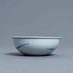 Een Chinese ondiepe blauw-witte 'Xi Xiang Ji' kom met Cui Yingying en haar moeder, Kangxi — foto 6