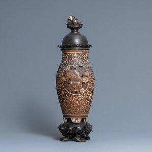 Een Chinese opengewerkte biscuit vaas met boeddhistische leeuwen tot lamp omgevormd, 19e eeuw — foto 1