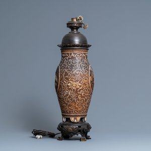 Een Chinese opengewerkte biscuit vaas met boeddhistische leeuwen tot lamp omgevormd, 19e eeuw — foto 2