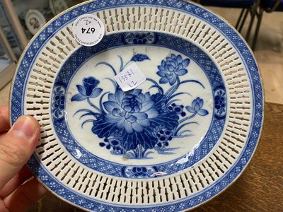 Een Chinese opengewerkte blauw-witte mand op onderschotel, Qianlong — foto 5