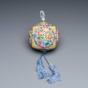 Een Chinese opengewerkte famille rose reukbal, 19e eeuw — foto 6