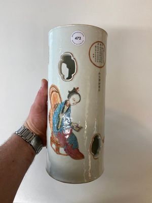 Een Chinese opengewerkte famille rose 'Wu Shuang Pu' hoedensteun, 19e eeuw — foto 1