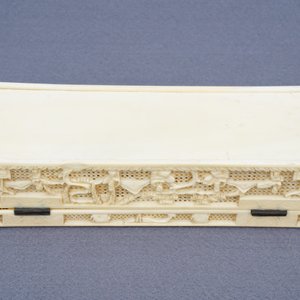 Een Chinese opengewerkte ivoren dekseldoos, een kaarthouder en een notitieblok, Canton, 19e eeuw — foto 3