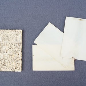 Een Chinese opengewerkte ivoren dekseldoos, een kaarthouder en een notitieblok, Canton, 19e eeuw — foto 6