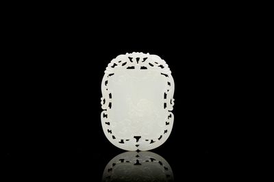 Een Chinese opengewerkte plaque in witte jade, Qing