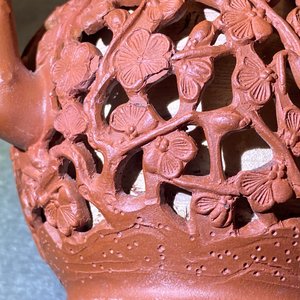 Een Chinese opengewerkte Yixing steengoed theepot met deksel, Kangxi — foto 23