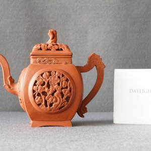 Een Chinese opengewerkte Yixing steengoed theepot met deksel, Kangxi — foto 8