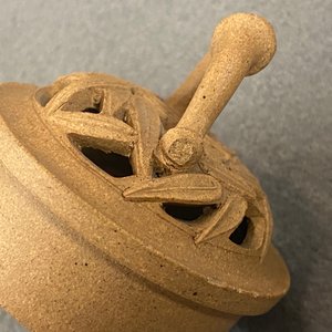 Een Chinese opengewerkte Yixing steengoed theepot met deksel, Kangxi — foto 13