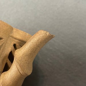 Een Chinese opengewerkte Yixing steengoed theepot met deksel, Kangxi — foto 22