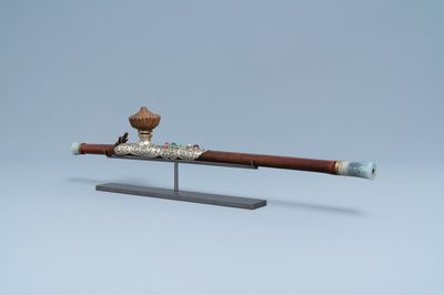 Een Chinese opiumpijp in bamboe, jadeïet en Yixing steengoed, 19e eeuw