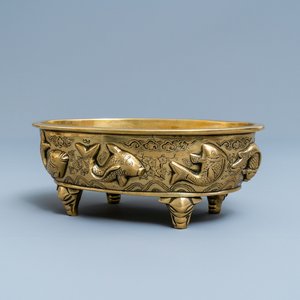 Een Chinese ovale bronzen wierookbrander met vissen, Xuande merk, 19e eeuw — foto 1