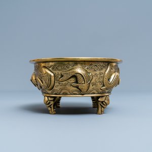 Een Chinese ovale bronzen wierookbrander met vissen, Xuande merk, 19e eeuw — foto 5