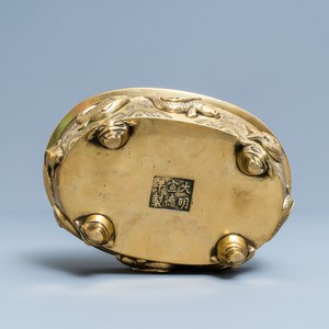 Een Chinese ovale bronzen wierookbrander met vissen, Xuande merk, 19e eeuw — foto 7
