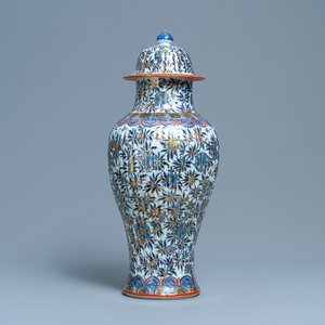Een Chinese overgedecoreerde blauw-witte dekselvaas met floraal decor, Kangxi — foto 1