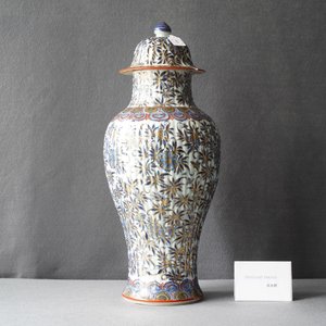 Een Chinese overgedecoreerde blauw-witte dekselvaas met floraal decor, Kangxi — foto 13