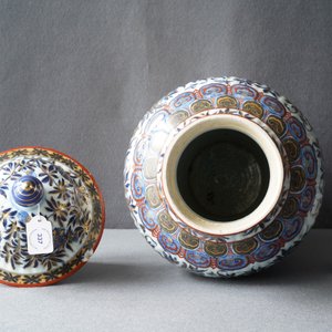 Een Chinese overgedecoreerde blauw-witte dekselvaas met floraal decor, Kangxi — foto 14