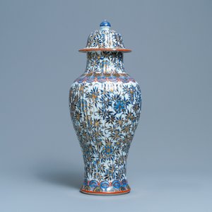 Een Chinese overgedecoreerde blauw-witte dekselvaas met floraal decor, Kangxi — foto 2