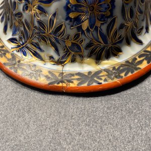 Een Chinese overgedecoreerde blauw-witte dekselvaas met floraal decor, Kangxi — foto 7